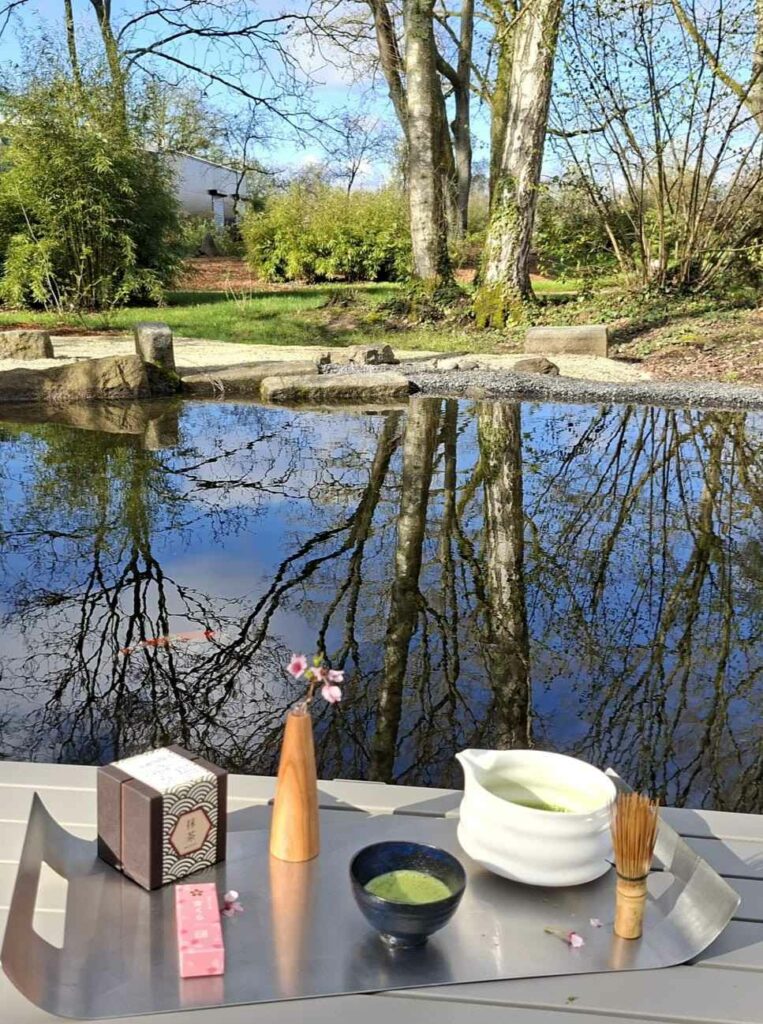 Thé devant le bassin