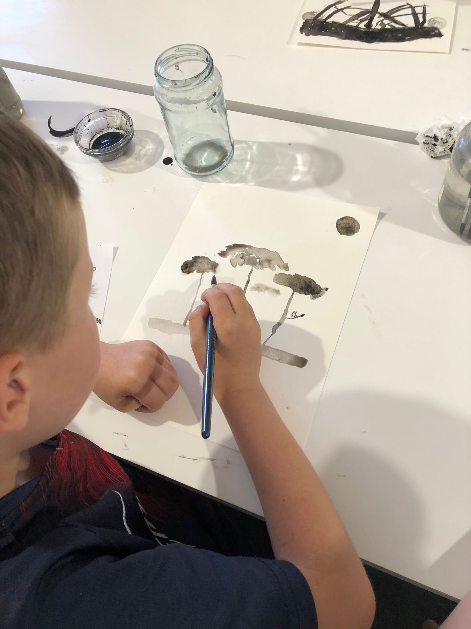 Enfant dans un atelier à l'encre de chine